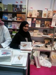 في جناح فضاءات بمعرض ابو ظبي للكتاب .. عزيزة الطائي توقع مجموعتها القصصية ظلال العزلة صور