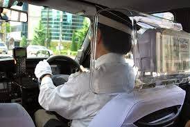 سائق أجرة ياباني يوقع بزبونات لجعلهن يتبولن في سيارته!!