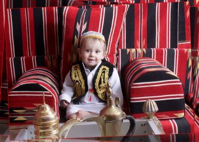 الطفل مازن العزب يطفئ شمعته الاولى