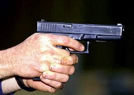 شاب في مادبا ينهي حياة والده برميه بالرصاص ويصيب والدته وينتحر