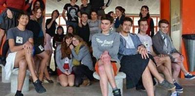 طلاب فرنسيون يرتدون التنورة تضامنا مع الفتيات