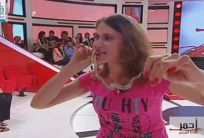 بالفيديو: أكلت رأس الأفعى… لتثبت للرجل أن المرأة قوية!