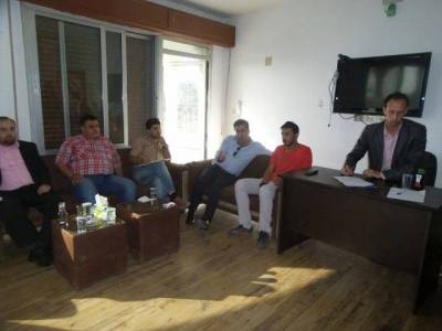 فريق عمل شبابها أدرى بشعابها يناقش احتياجات محافظة عجلون (مصور )