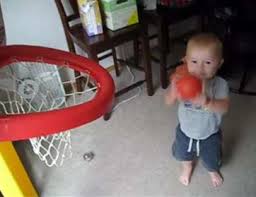 فيديو.. الطفل المعجزة ومهاراته في تسديد كرة السلة