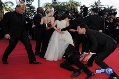 بالفيديو والصور ... صحافي يقتحم مهرجان كان ويُدخل رأسه بالكامل بفستان نجمة عالمية..!