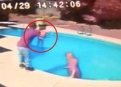 بالصور.. أب يلقي رضيعته في حمام السباحة عقابًا لها على إغراقها كلبه