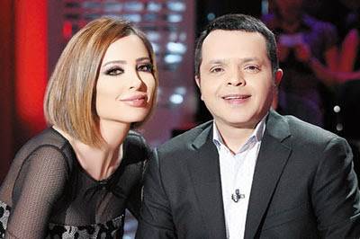 بالفيديو... وفاء الكيلاني تخلع حذاءها على الهواء امام محمد هنيدي ..