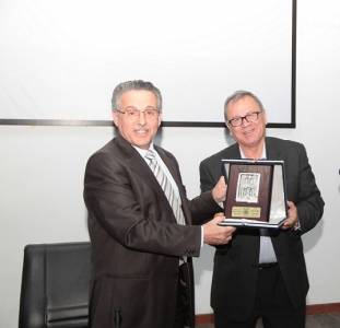 الدكتور أسعد عبد الرحمن يحاضر في جامعة البترا