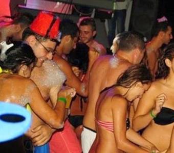 عشرات الرجال والنساء عراة بحفل مختلط في الكويت