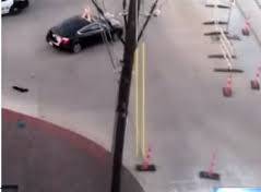 فيديو: رجل عار يقتحم سيارة سيدة بالشارع