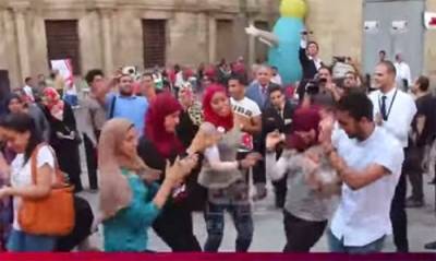 شاهد.. شيخ ازهري يستمتع بالرقص المثير .. فيديو