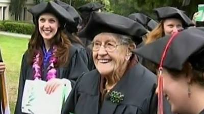 عمرها 99 سنة وأنهت الدراسة الجامعية