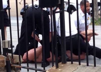 لم يسمح له بالدخول .. فتعرى امام البيت الابيض