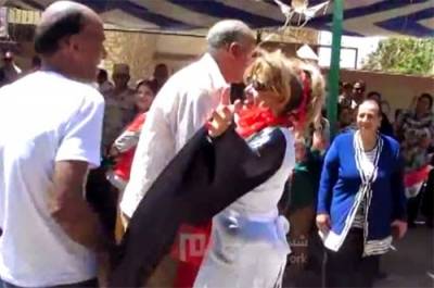 بالفيديو : شقراء بعلم مصر: تعالى انتخب وخد حضن وبوسه