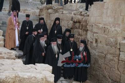 بالصور .. رؤساء وممثلو الكنائس الأرثوذكسية العالمية يحجون إلى المغطس