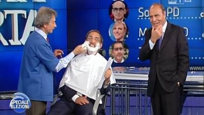 بالفيديو .. سياسي إيطالي يفي بوعده ويحلق لحيته على الهواء مباشرة