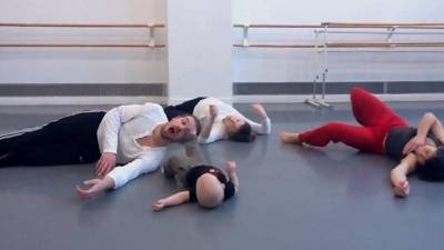 بالفيديو .. طفل يقود مجموعة من الراقصين