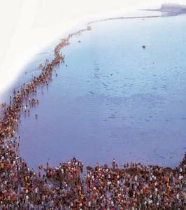 بالصور.. معجزة النبي موسى فى شق البحر تظهر فى كوريا