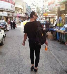 وسط مدينة نابلس : علقة ساخنة لشاب يرتدي فيزون نسائي .. شاهد الصور