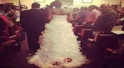 عروس تثبت طفلتها على «ذيل» فستان زفافها.. خلال الزفة!