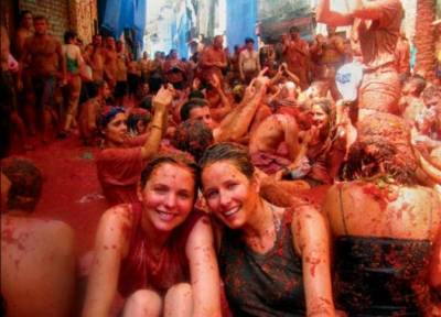 بالصور والفيديو.. الآلاف يشاركون في مهرجان «حرب الطماطم»