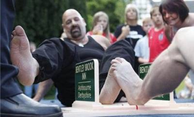 بطولة العالم في مصارعة أصابع الأرجل...فيديو