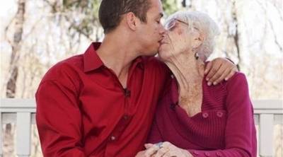 عاشق العجائز : ثلاثيني يقع في غرام تسعينية..ويعرفها على والدته الخمسينية