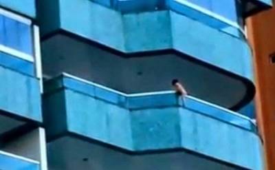 شاهد : طفل على حافة شرفة فيما أحدهم يصور والآخر يضحك