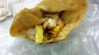 آخر صيحات المطاعم.. ساندوتش محشي بـ”الصراصير”