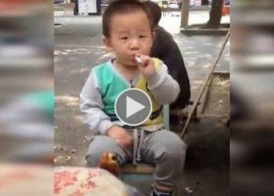 فيديو: طفل يحترف التدخين في الثانية من عمره