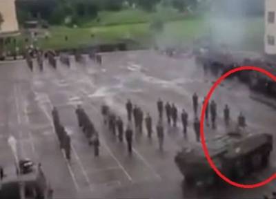 بالفيديو.. عربة مدرعة تدهس جنديًا في عرض عسكري