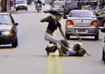 بالفيديو : فتاة تضرب شابا تحرش بها
