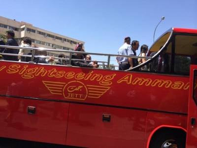 جت تكشف النقاب عن اولى حافلاتها المكشوفة في عمان