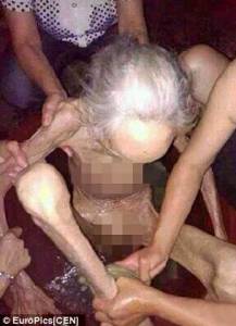 صور مروعة+18 ..تجويع أم تسعينية بقصد الموت بعد أن تعب أولادها من رعايتها