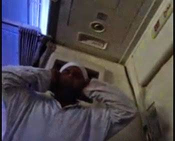 بالفيديو.. أجنبي يستيقظ على صوت رجل يؤذن داخل الطائرة ويقوم بتصويره