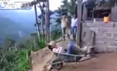 بالفيديو: عمال يوقظون زميلهم بطريقة طريفة ومجنونة