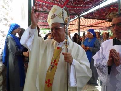 أبناء الطوائف المسيحية يؤمون كنيسة الجبل في عنجرة لأداء الحج المسيحي