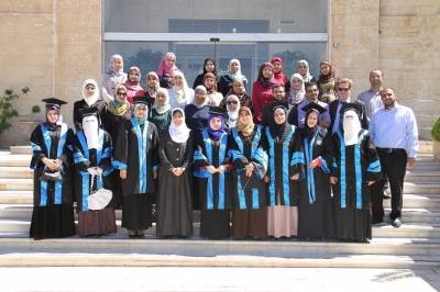 خريجو كلية الصيدلة في جامعة الزرقاء يؤدون قسم المهنة