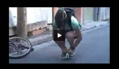 بالفيديو:شاهد شاب يقود دراجة بحجم كف اليد بكل براعة