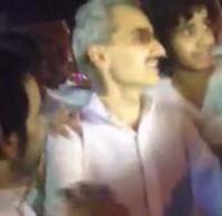 بالفيديو: شباب يلاحقون الوليد بن طلال على دراجته الهوائية ليغنوا له..!