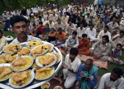 بالصور.. موائد الرحمن عامرة خلال شهر رمضان