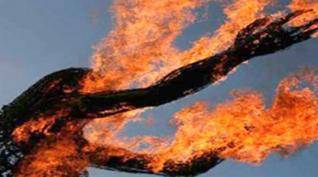 يحرق زوجته وهي نائمة بجانب رضيعها ويسلخ وجهها بسكين