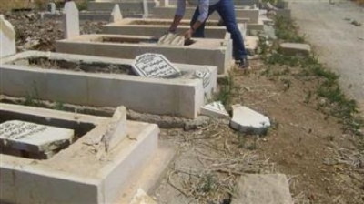 بالصور..سكارى يعتدون على مقبرة البارحة باربد