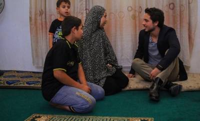 ولي العهد يزور أسرتين بقرية البويضة