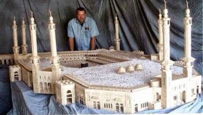 الأمريكي ستان مونرو يبني مجسماً في غاية الدقة والروعة للمسجد الحرام بواسطة أعواد الأسنان.