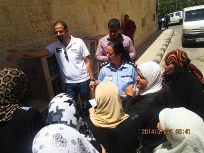 شرطة عجلون توزع 180 طردا غذائيا على الفقراء