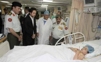 الامير حسين يزور جرحى غزة ..