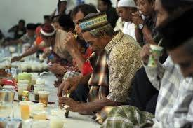 رمضان في إندونيسيا .. طبول البدق و شراب تيمون (فيديو)