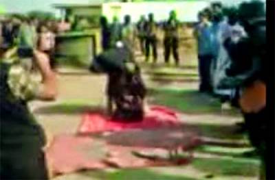 فيديو ممنوع للقلوب الضعيفة.. «داعش» تخنق امرأة حتى الموت