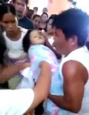 بالفيديو.. طفلة تستيقظ أثناء جنازتها